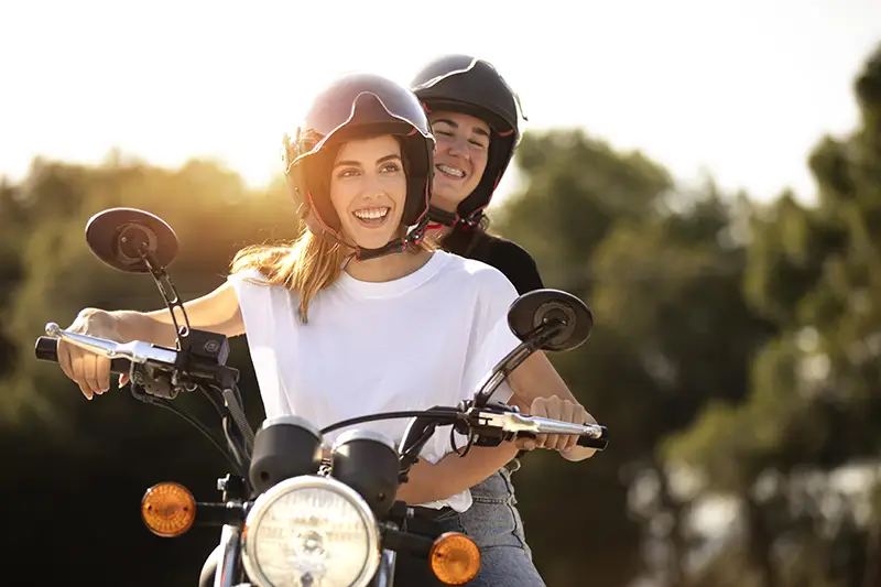 Travel Trail. Motoristas sonriendo. Alquiler de motos